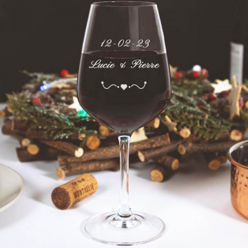 Calice da vino rosso con cuore personalizzato