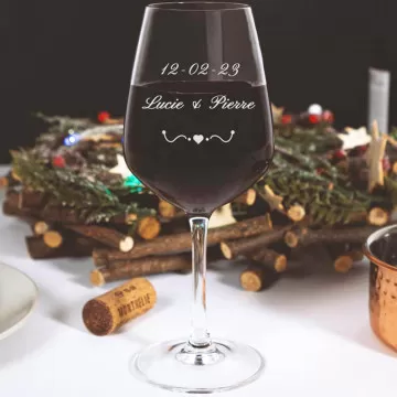Calice da vino rosso con cuore personalizzato