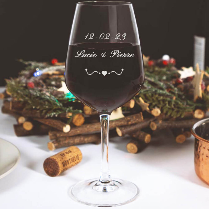 Calice da vino rosso con cuore personalizzato
