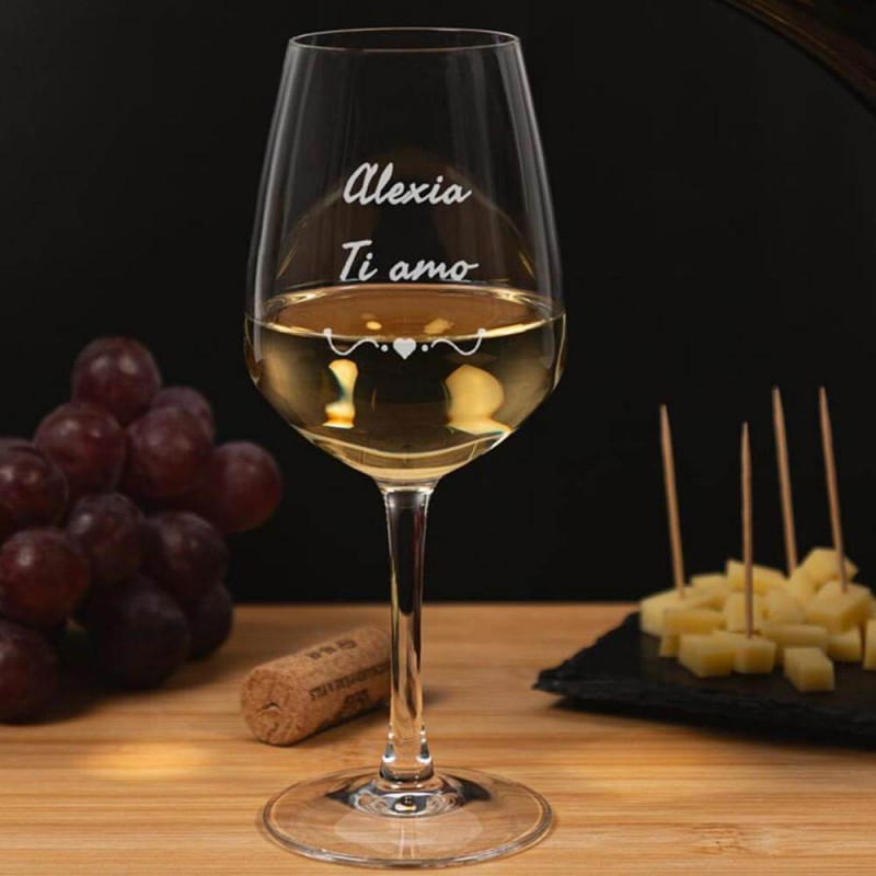 Calice da vino bianco con cuore personalizzato