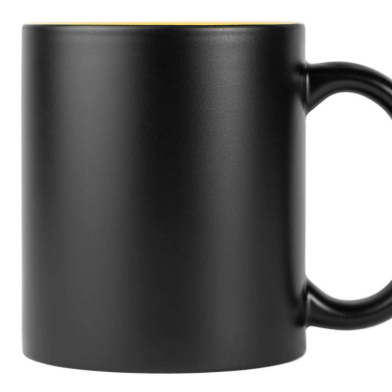 Tazza nera e gialla incisa